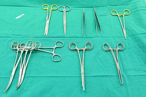 Sterilize edilmiş cerrahi aletlerin detaylı görüntüsü. — Stok fotoğraf