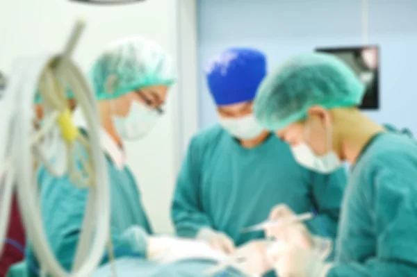 Flou du groupe de chirurgie vétérinaire en salle d'opération — Photo