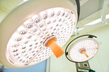 operasyon odasında iki ameliyat lambaları 