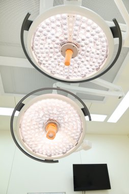 operasyon odasında iki ameliyat lambaları 