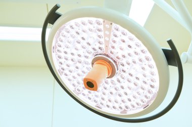 Ameliyat odasında cerrahi lambalar 