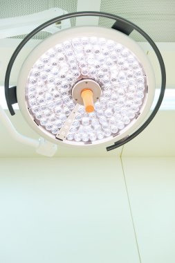 Ameliyat odasında cerrahi lambalar 