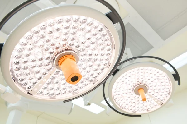 Zwei Operationslampen im Operationssaal — Stockfoto