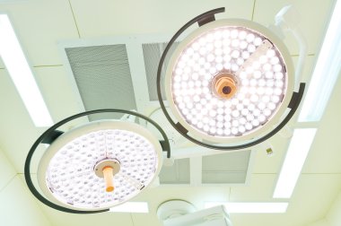 operasyon odasında iki ameliyat lambaları 