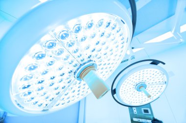 operasyon odasında iki ameliyat lambaları