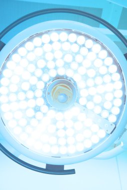 Ameliyat odasında cerrahi lambalar