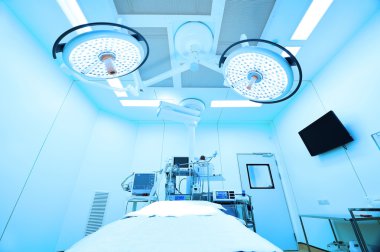 Modern ameliyathanede ekipman ve tıbbi cihazlar 