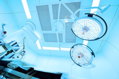 Modern ameliyathanede ekipman ve tıbbi cihazlar 