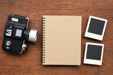 defter ile fotoğraf çerçeveleri ve kamera 