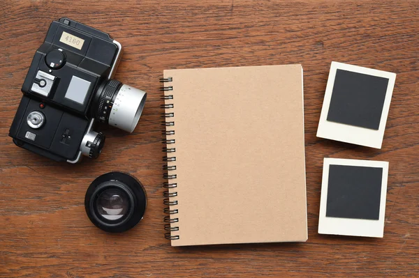 Notizbuch mit Fotorahmen und Kamera — Stockfoto