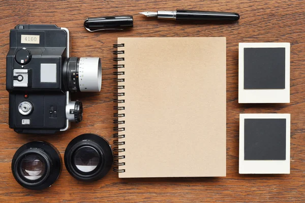 Defter kalem, fotoğraf çerçeveleri ve kamera ile 