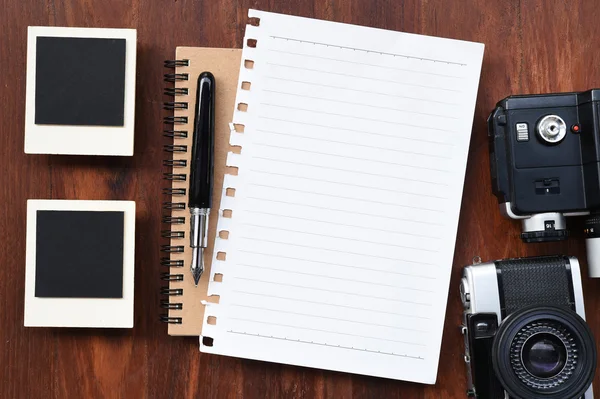 Blankopapier mit Stift, Fotorahmen und Kamera — Stockfoto