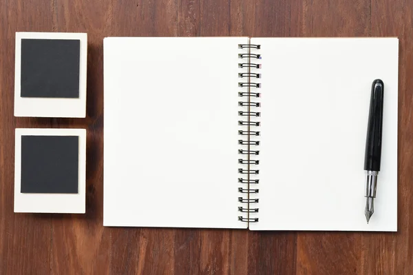 Caderno em branco com molduras para caneta e fotos — Fotografia de Stock