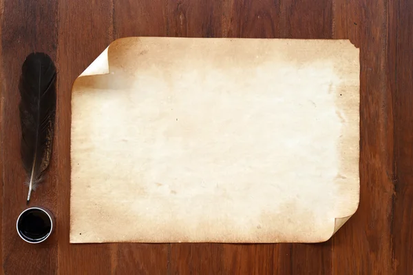 Oud papier met veren en inkt — Stockfoto