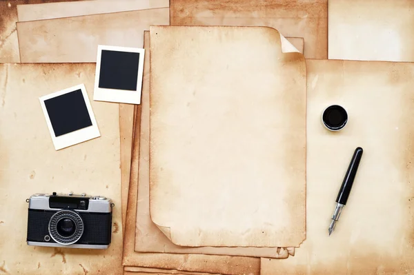 Starý papír a tužku, fotoaparát s rámem a inkoustu — Stock fotografie