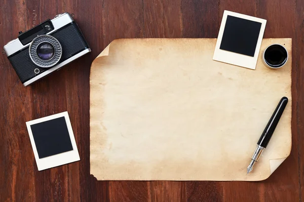 Altes Papier und Stift, Kamera mit Rahmen und Tinte — Stockfoto