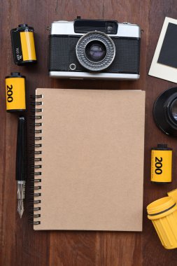 Boş defter ile Foto film, fotoğraf çerçeveleri ve kamera 