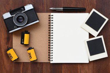 Boş defter ile Foto film, fotoğraf çerçeveleri ve kamera 