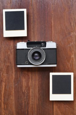 fotoğraf çerçeveleri ve kamera 