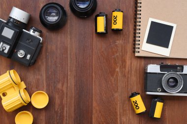 Boş defter ile Foto film, fotoğraf çerçeveleri ve kamera 