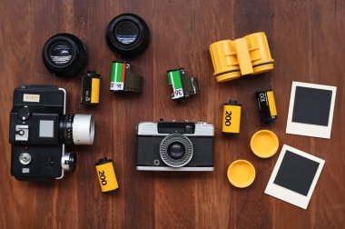 Foto film ile fotoğraf çerçeveleri ve fotoğraf makinesi 
