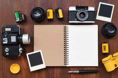 Boş defter ile Foto film, fotoğraf çerçeveleri ve kamera 