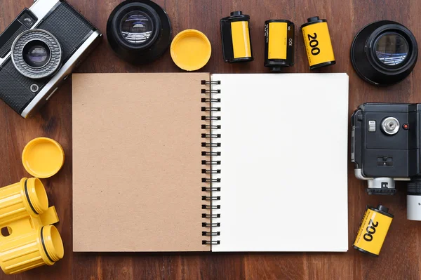 Prázdné notebook s fotografický film, pera a fotoaparát — Stock fotografie