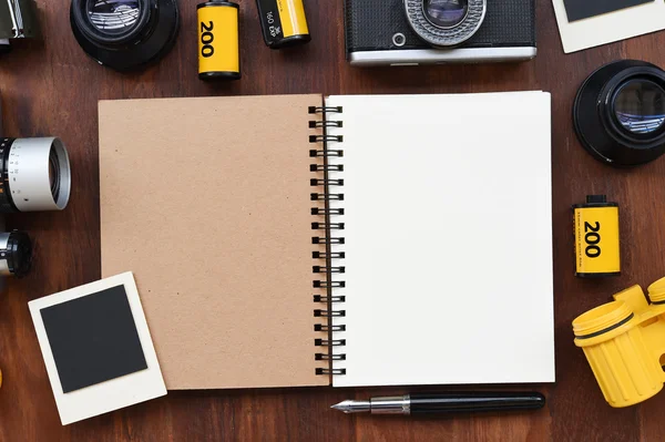Prázdné notebook s fotografický film, Foto rámečků a fotoaparát — Stock fotografie