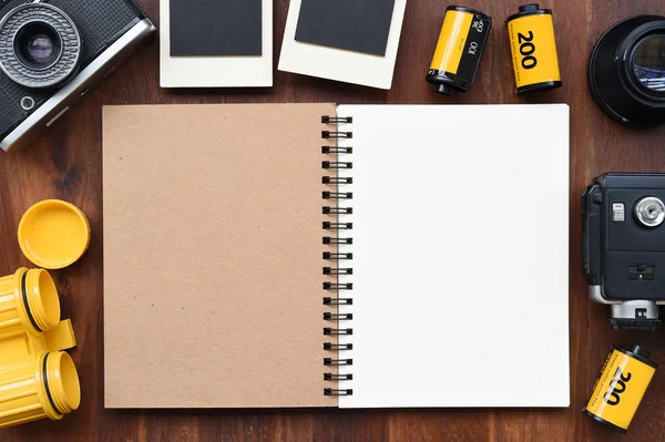 Boş defter ile Foto film, fotoğraf çerçeveleri ve kamera 
