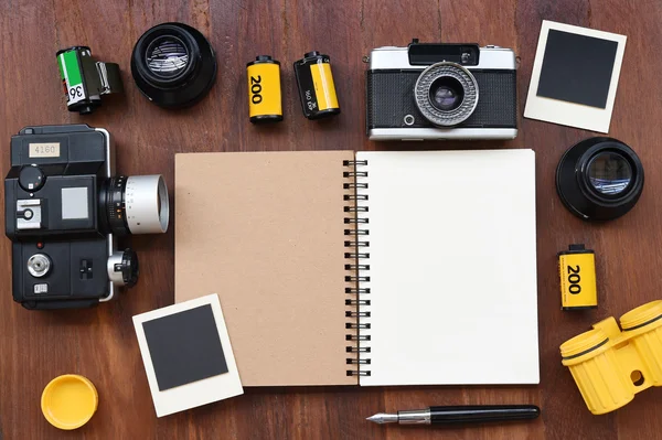 Caderno em branco com filme fotográfico, molduras e câmera — Fotografia de Stock