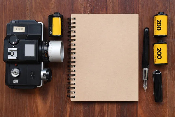 Boş defter ile Foto film, kalem ve kamera 