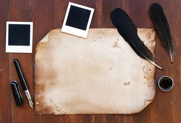 Oud papier met veren pen en foto frame — Stockfoto
