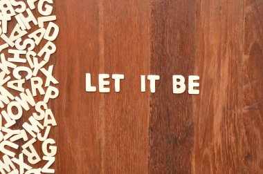 Word blok ahşap harflerle olsun