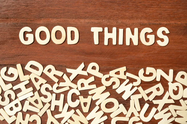 Palavra coisas boas feitas com letras de madeira bloco — Fotografia de Stock