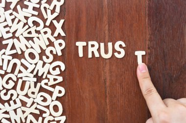 Blok ahşap harflerle yapılan kelime güven 