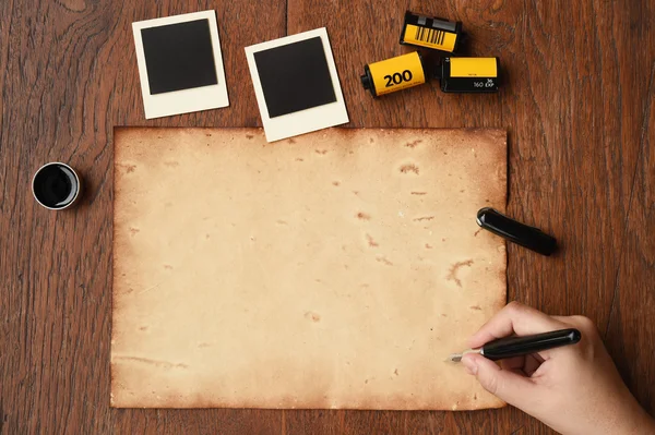 Papel viejo con pluma y tinta — Foto de Stock