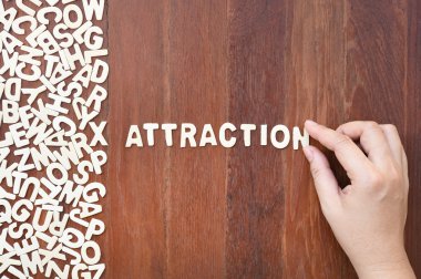 Blok ahşap harflerle yapılan kelime cazibe 