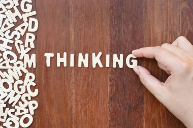 Blok ahşap harflerle yapılan kelime düşünme 