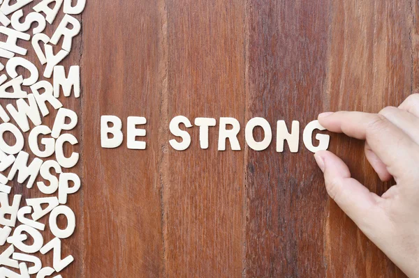 Palavra ser forte feito com letras de madeira bloco — Fotografia de Stock