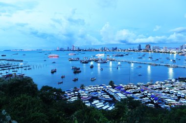  Bali Hai Pier ve alacakaranlık içinde gökdelenler Temmuz'da 27,2016 içinde Pattaya zaman