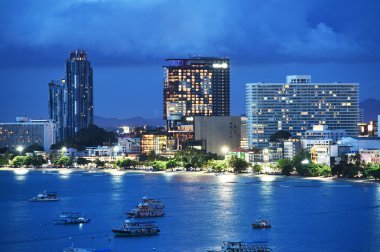  Bali Hai Pier ve alacakaranlık içinde gökdelenler Temmuz'da 27,2016 içinde Pattaya zaman