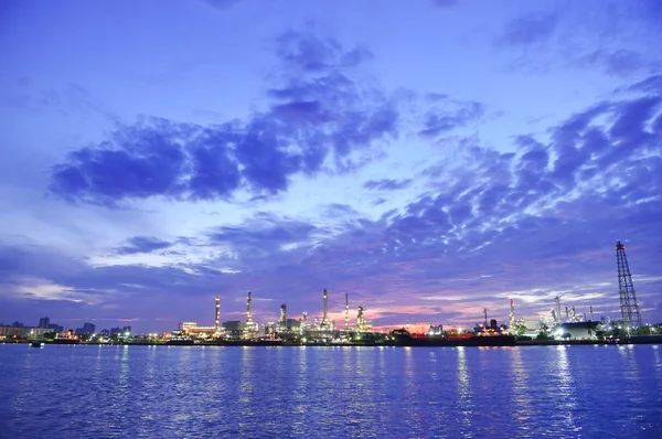 Indústria de refinaria de petróleo em tempo de crepúsculo — Fotografia de Stock