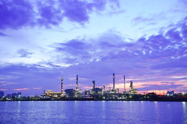 Indústria de refinaria de petróleo em tempo de crepúsculo — Fotografia de Stock