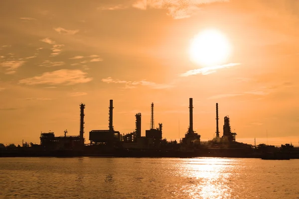 Indústria de refinaria de petróleo ao pôr-do-sol — Fotografia de Stock