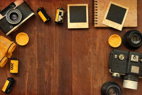 写真フィルムと木製の背景にカメラと空白のノートブック — ストック写真