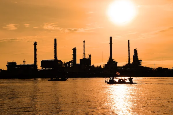 Нефтеперерабатывающая промышленность на закате — стоковое фото