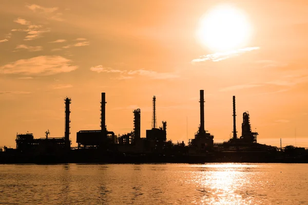Нефтеперерабатывающая промышленность на закате — стоковое фото