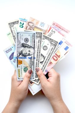 banknot elinde 