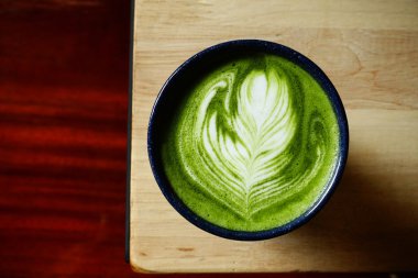 Bir fincan yeşil çay, matcha latte. 