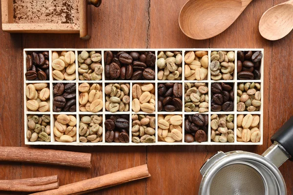 Diferentes formas de café en caja de madera con cuchara de madera y canela — Foto de Stock